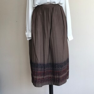 80s vintage midi pleated light brown skirt with patterned hemline image 3