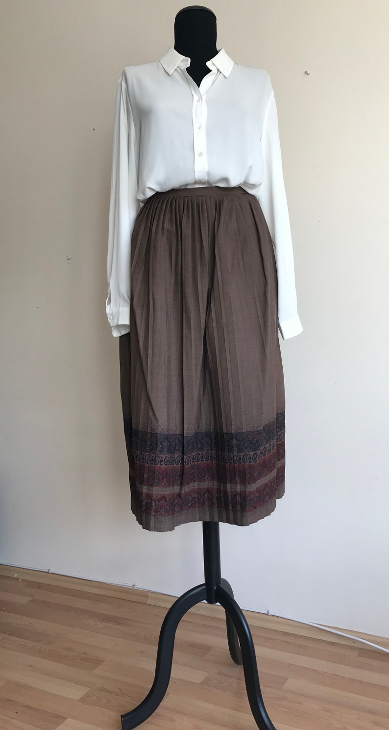 80s vintage midi pleated light brown skirt with patterned hemline image 3