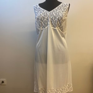 80s Sexy Lingerie/Night Gown / Nightie / Vintage Night Gown / Off White babydoll with Elegant lace details / Women’s Gown