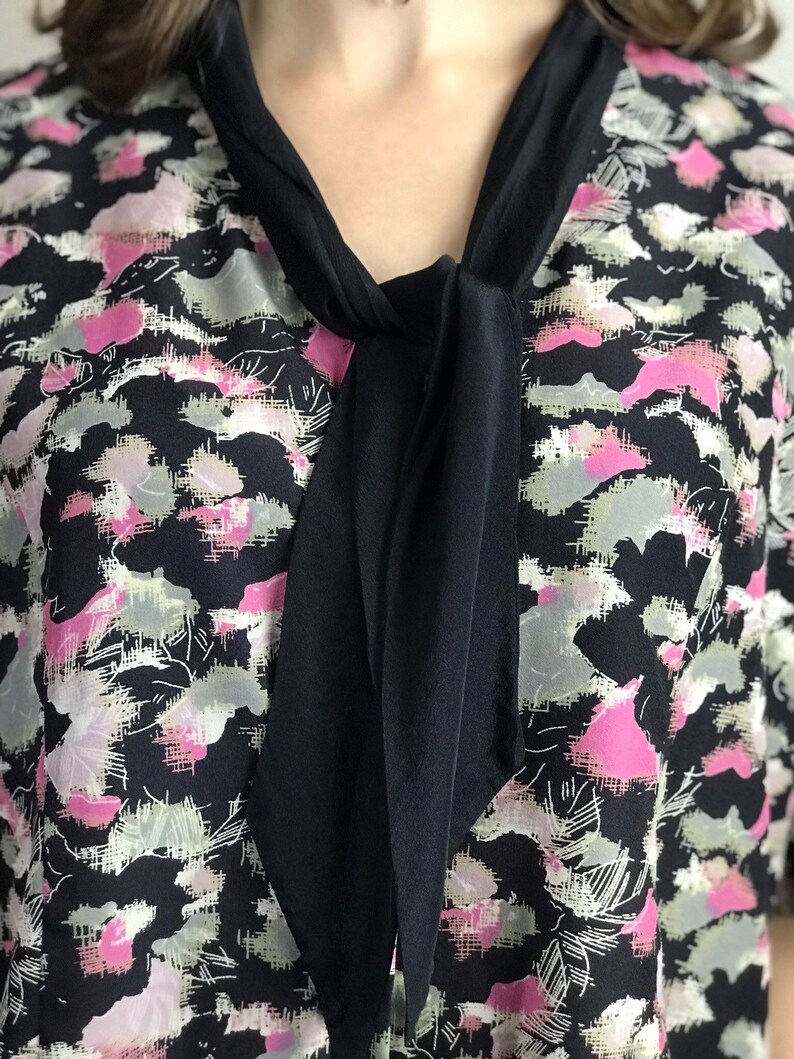 1970s Vintage Short Sleeve Abstract Print Pussy Bow Blouse Women/'s Shirt Women/'s Vintage Blouse Silk and Polyester Mix Blouse