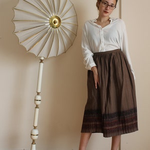 80s vintage midi pleated light brown skirt with patterned hemline