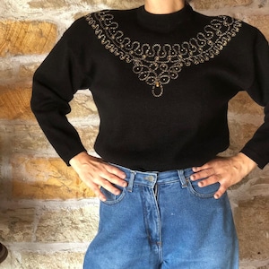 Vintage 80er Jahre Strickjacke in Schwarz mit goldenen Stickerei-Details / Langarm-Strickjacke / 80er Jahre Strickjacke mit Schulterpolstern / Weihnachts-Pullover