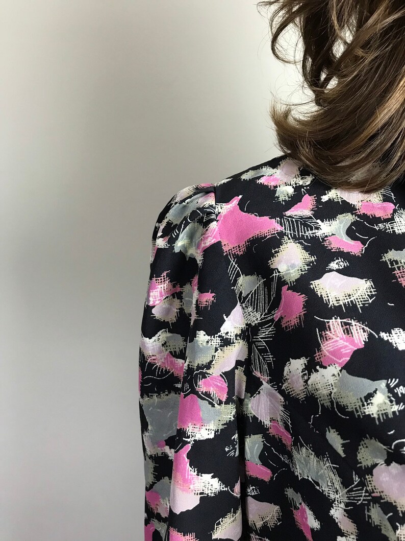 1970s Vintage Short Sleeve Abstract Print Pussy Bow Blouse Women/'s Shirt Women/'s Vintage Blouse Silk and Polyester Mix Blouse