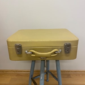 1970s Vintage mid-century cream color hardshell Suitcase / Vintage Suitcase / Luggage / Travel Suitcase