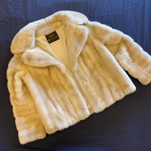 Vintage 70s Faux Fur Coat / Short Fur Coat / Winter Coat / Women’s Fur Coat