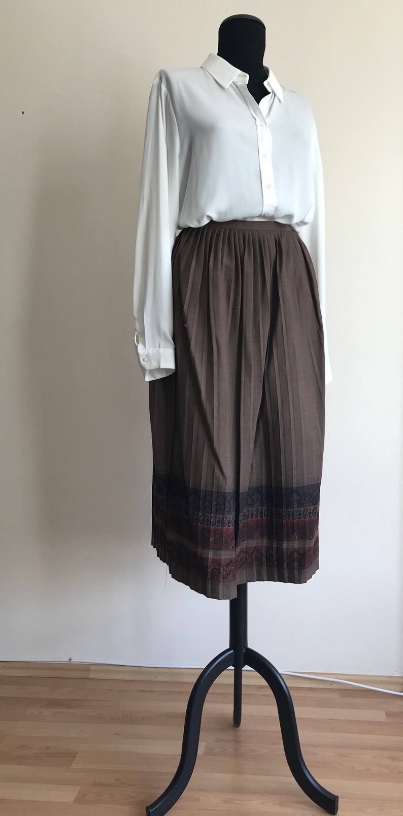 80s vintage midi pleated light brown skirt with patterned hemline image 2