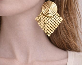 Vintage-Ohrringe in Goldfarbe mit geometrischem Netz-Anhänger | Elegante Abend-Ohrringe | Retro-Glam-Schmuck