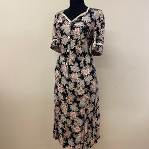 70s Vintage Midi Cotton Flannel Prairie Dress / Handmade Vintage Dress / Short Sleeve Below the Knee Dress with Lace Details / Floral Dress