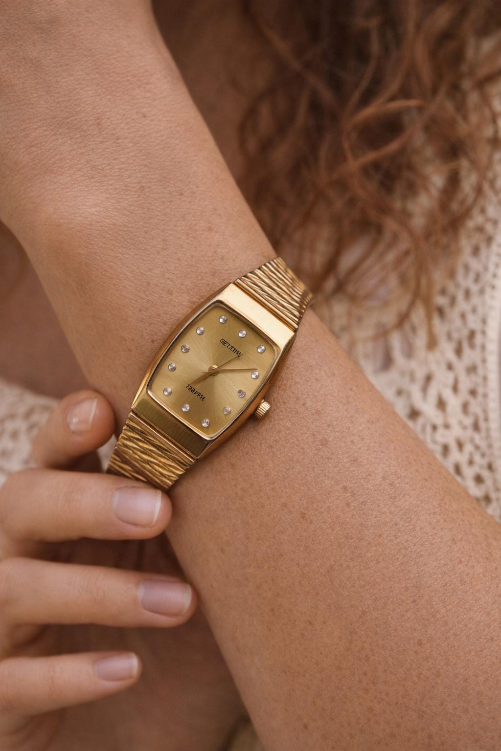 80s Vintage Gold Tone Watch for Women, Retro Rectangular  display picture 3