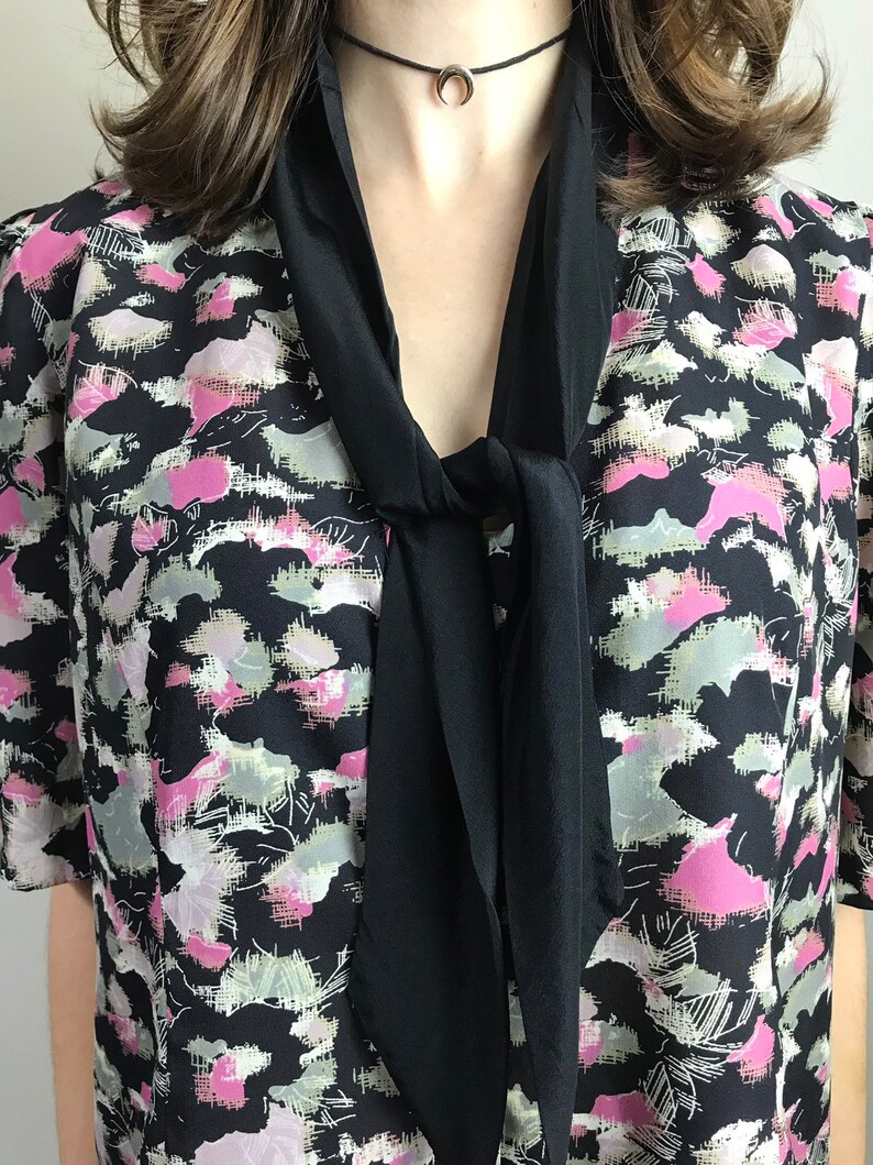 1970s Vintage Short Sleeve Abstract Print Pussy Bow Blouse Women/'s Shirt Women/'s Vintage Blouse Silk and Polyester Mix Blouse