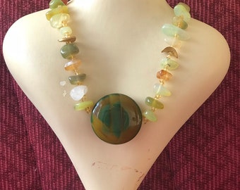 Vintage 1990s Jade Necklace / Bead Necklace / Gift for Her / Teal Necklace / Soft Green Jade Necklace