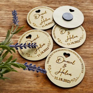 Peut inclure: Ronds de bois gravés avec les noms "Daniel & Helen" et la date "11.18.2023". Chaque rondin comporte une découpe en forme de cœur et l'inscription "THANK YOU FOR SHARING THIS SPECIAL DAY WITH US" en bordure.