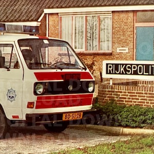 Descarga digital: Imagen de la década de 1960/70 de un furgón policial holandés, Volkswagen. Arte de collage - Arte mural - Decoración del hogar