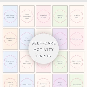 Op de afbeelding: Een set van 104 zelfzorgkaarten met pastelkleurige rechthoekige kaarten met geschulpte cirkelvormige randen die tekstprompts bevatten zoals Make yourself a cup of tea, Drink a glass of water en Do gentle yoga onder de titel 104 SELF-CARE CARDS.