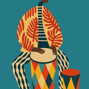 Puede incluir: Ilustración de una persona tocando un tambor. La persona lleva una chaqueta amarilla con patrones de hojas rojas, pantalones a rayas y un pañuelo en la cabeza. El tambor está decorado con formas de diamantes de colores, y hay un tambor más pequeño al lado.