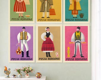 Peut inclure: Six affiches vintage encadrées représentant des illustrations de personnes en costumes traditionnels roumains. Chaque affiche a une couleur de fond différente et le texte "POSTA ROMANA" en bas.