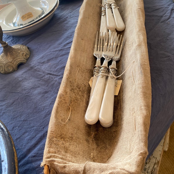 Corbeille à pain vintage, baguette et petit pain. Plateau en osier et lin. Cuisine de ferme rustique, décoration d'intérieur française vintage. Ancienne boulangerie primitive