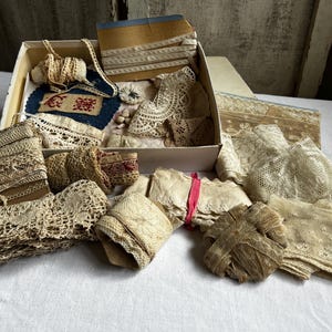 Chutes de dentelle antique/garnitures vintage et articles de mercerie pour projets de couture. Costume d'époque de mariage vintage, quelque chose de vieux RARE