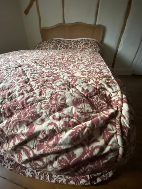 アンティーク フレンチ シャトー キルト：18世紀 赤茜の花柄ベッド