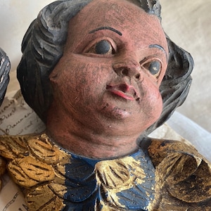 Escultura barroca de ángel querubín de época. Arte sacro portugués. Arte religioso de madera, antigüedades decorativas rococó