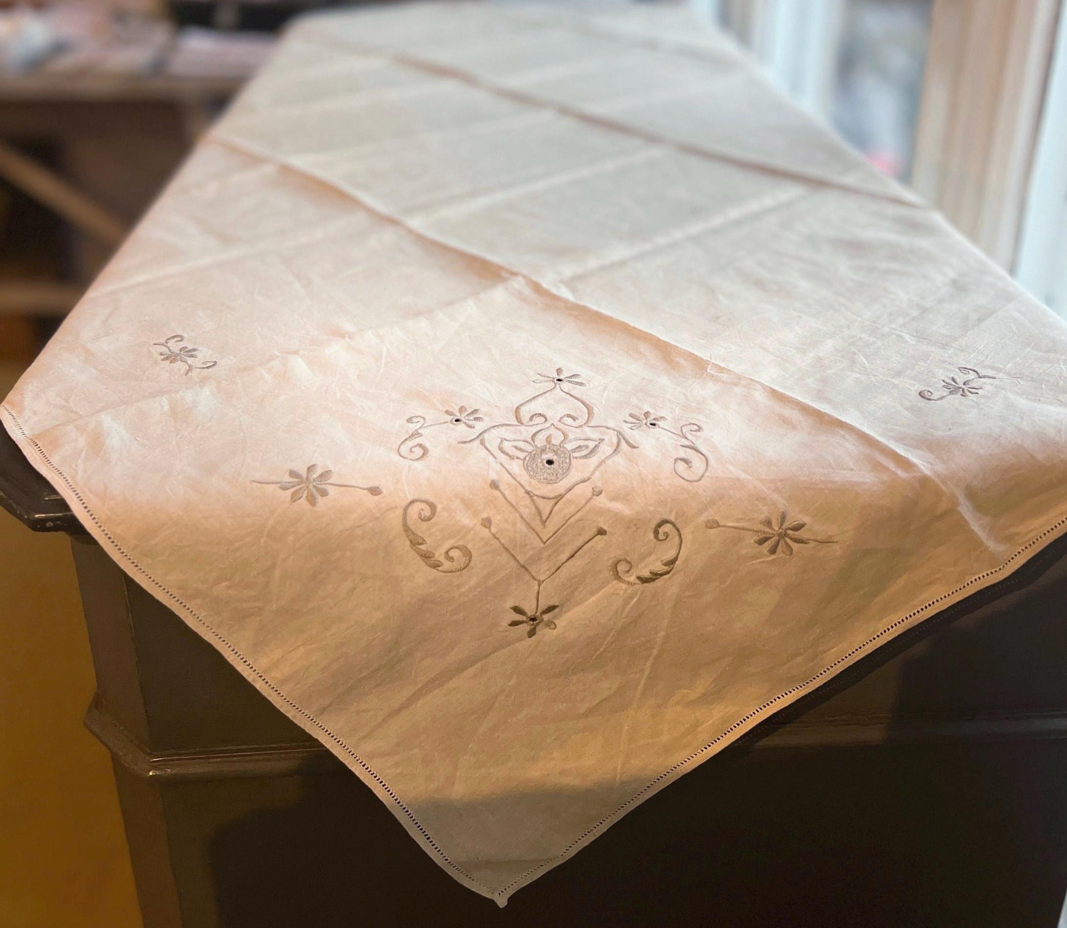 ヴィンテージ フランス刺繍テーブルクロス：トープ色のリネン、花柄 