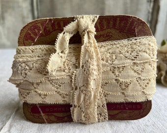 Vintage Bobbin Lace Cream Cotton Trim, Fabric for Vintage Wedding Dolls & Period Costume projects / 8m