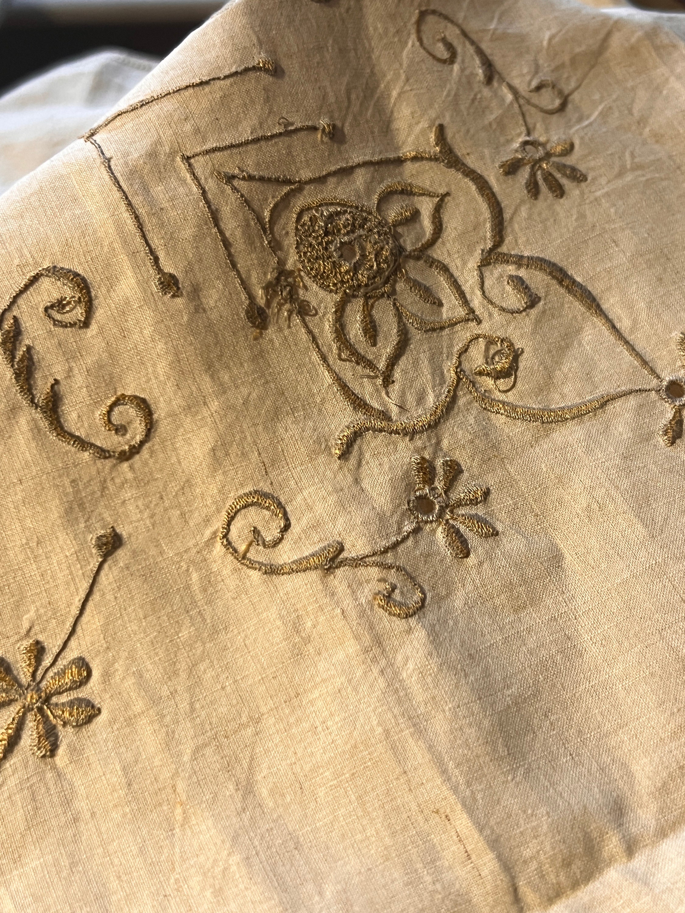ヴィンテージ フランス刺繍テーブルクロス：トープ色のリネン、花柄 