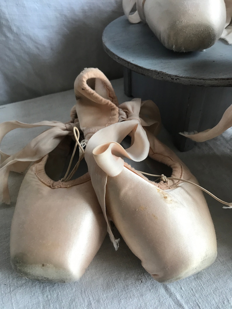 Vintage Ballet Shoes Pink Peach Pointe Shoes. Ballet School image 2