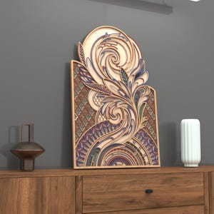 Puede incluir: Una obra de arte mural de madera con un diseño en capas. La obra presenta patrones arremolinados, elementos florales y formas geométricas en tonos de marrón, azul, morado y verde. La pieza se exhibe sobre un mueble de madera.