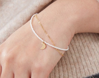 Minimalistisches Goldkette Armband | Zartes weißes oder schwarzes Freundschaftsarmband | Schlichtes Perlenarmband mit Mond Charm | Weißes Perlenarmband