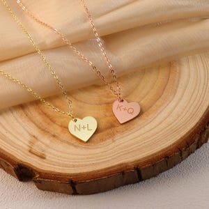 Collar con corazón y letra, collar con inicial de corazón personalizado, collar con letra grabada en el corazón, regalo para el día de la madre, regalo de Navidad para ella, regalos para mamá
