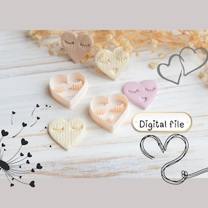 Puede incluir: Un surtido de objetos en forma de corazón, incluyendo cortadores de galletas y corazones decorativos, en varios tonos de rosa y beige. Algunos corazones tienen ojos cerrados y pestañas. Las palabras "Digital file" se muestran en un óvalo dorado.