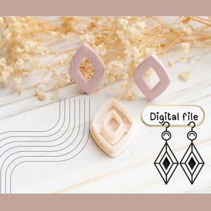 Könnte beinhalten: Zwei hellrosa rautenförmige Ohrringe und ein passender Ausstecher liegen auf einer weißen Holzoberfläche. Das Bild enthält auch eine Strichzeichnung von Ohrringen und den Text "Digital file".