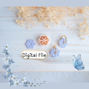 Peut inclure: Plusieurs articles en forme de fleurs dans des tons lavande et pêche, dont des boucles d'oreilles et un tampon. L'image présente également un papillon bleu et le texte "Digital file" sur une étiquette blanche et dorée. Le fond est un motif de grain de bois bleu clair et blanc.