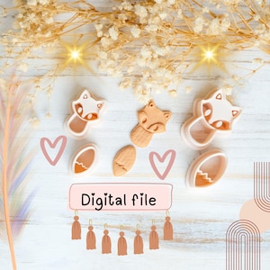 Puede incluir: Una colección de cortadores de galletas con forma de zorro y cortadores con forma de hoja, junto con ilustraciones de corazones y hojas. La frase "Digital file" se muestra en una pancarta rosa. La imagen tiene una estética ligera y aireada con una paleta de colores neutros.