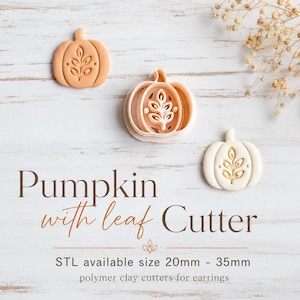 Può includere: Un set di tagliapasta a forma di zucca e due zucche in argilla pressata con un motivo a foglia centrale. Il testo recita: Pumpkin with leaf Cutter, STL available size 20mm - 35mm, polymer clay cutters for earrings.