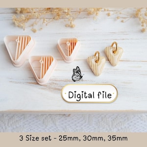 Peut inclure: Ensemble de quatre découpoirs triangulaires rose clair avec supports verticaux, et deux boucles d'oreilles en forme de cœur avec des anneaux dorés. Un papillon noir et blanc est à côté d'une pancarte avec "Digital file". Le texte en bas dit "3 Size set - 25mm, 30mm, 35mm".