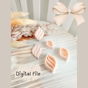 Op de afbeelding: Vier lichtroze bladvormige koekjessnijders met een golvend ontwerp zijn gerangschikt op een wit houten oppervlak. Een digitale bestand grafiek staat in de linker benedenhoek. Een strik illustratie staat in de rechter bovenhoek.