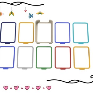 Puede incluir: Una colecci&oacute;n de cortadores de galletas rectangulares de colores, en tonos como azul, amarillo y verde. Los cortadores est&aacute;n dispuestos en una cuadr&iacute;cula, con mariposas y corazones decorativos. El dise&ntilde;o est&aacute; enmarcado con un borde negro.