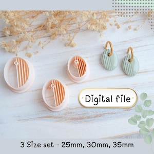 Op de afbeelding: Een set van drie ovale kleisnijders in verschillende maten, samen met een paar groen-gouden oorbellen. De kleisnijders zijn lichtroze, met een verticale verdeler en parallelle lijnen. De oorbellen hebben een gouden ring en een groene, getextureerde ovale hanger. De tekst "Digital file" is zichtbaar.