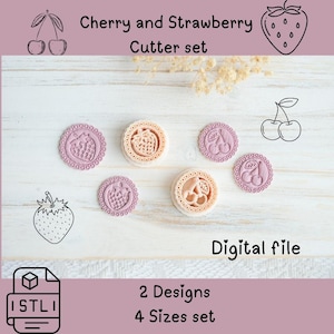 Op de afbeelding: Een set van zes roze en beige koekjessnijders met kersen- en aardbeienontwerpen. De tekst "Cherry and Strawberry Cutter set" en "Digital file" worden weergegeven. De tekst "2 Designs" en "4 Sizes set" is ook zichtbaar.