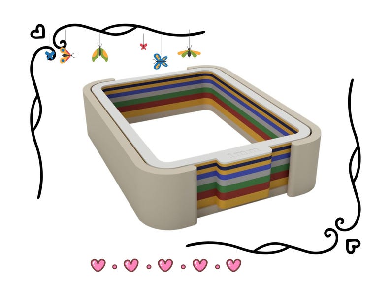 Puede incluir: Un juguete rectangular multicolor con capas de rojo, amarillo, verde, azul y morado. El juguete tiene un marco beige y el texto "1mm" es visible. Mariposas y corazones decorativos rodean el juguete.