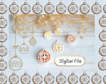 Peut inclure: Image festive avec des décorations de Noël et le texte « Digital file ». Les ornements comprennent des décorations suspendues dorées et diverses formes d'ornements blancs et dorés. Le fond a une texture de bois clair.