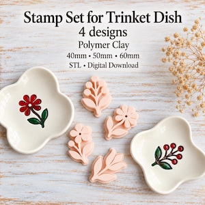 Op de afbeelding: Een set van vier lichtroze bloemstempels voor polymeerklei, vergezeld door twee crèmekleurige, vierlobbige schaaltjes met rode en groene bloemmotieven. De tekst luidt: Stamp Set for Trinket Dish, 4 designs, Polymer Clay, 40mm, 50mm, 60mm, STL, Digital Download.