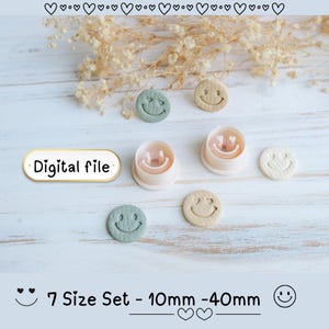 Könnte beinhalten: Ein Set von Smiley-Ausstechern und gestempelten Keksen in verschiedenen Größen. Die Ausstecher sind hellrosa und die Kekse sind in Grün- und Beigetönen gehalten. Der Text "Digital file" befindet sich in einem gelben Oval. Der Text "7 Size Set - 10mm -40mm" ist ebenfalls sichtbar.