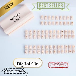 Può includere: Un set di timbri con lettere beige, con un manico con la scritta "Handle for letters". L'immagine include i testi "Digital file", "Hand made", "PRIORITY" e "BEST SELLER". La parola "NEW" è visibile.