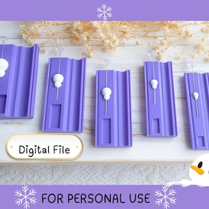 Op de afbeelding: Vijf lavendelkleurige, rechthoekige objecten met een golvende bovenrand en een kleine rechthoekige uitsparing. Elk heeft een witte, abstracte vorm bevestigd met een zilveren speld. De tekst "Digital File" wordt weergegeven op een witte ovaal. De zin "FOR PERSONAL USE" is ook zichtbaar.