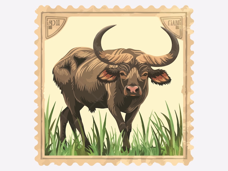 Pu&ograve; includere: Illustrazione di un francobollo in stile vintage con un bufalo marrone con grandi corna ricurve, in piedi nell'erba verde. Il francobollo ha uno sfondo color crema e un bordo decorativo. La parola "GIANT" &egrave; visibile.