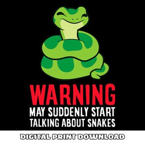 Peut inclure: Impression numérique avec un serpent vert de dessin animé souriant sur fond noir. Le texte "WARNING MAY SUDDENLY START TALKING ABOUT SNAKES" est en rouge et blanc. Le bas indique "DIGITAL PRINT DOWNLOAD".