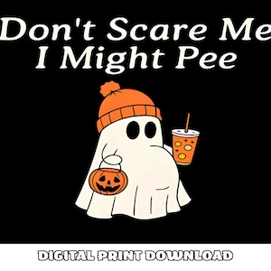 Könnte beinhalten: Digitaldruck mit Halloween-Motiv auf schwarzem Hintergrund. Das Bild zeigt einen Cartoon-Geist mit einer orangefarbenen Mütze, der einen Kürbis-Eimer und ein Getränk hält. Der Text lautet: "Don't Scare Me I Might Pee."